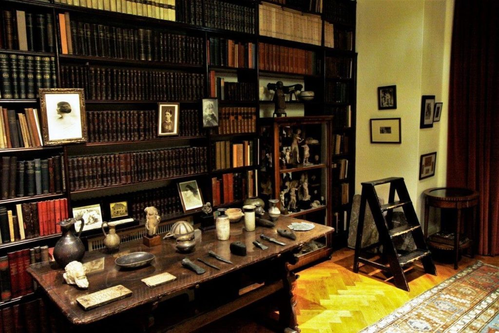 Freud, sus antigüedades y colección de libros
